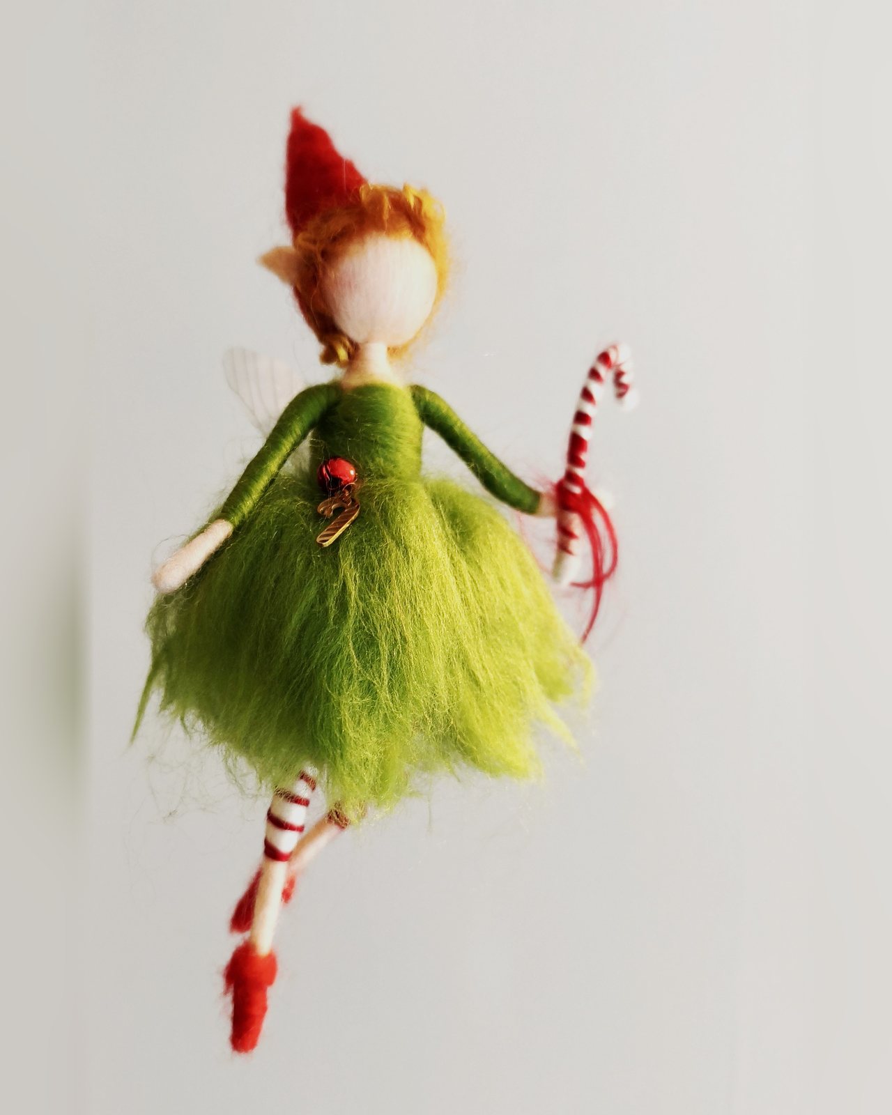 Weihnachtself mit Zuckerstange